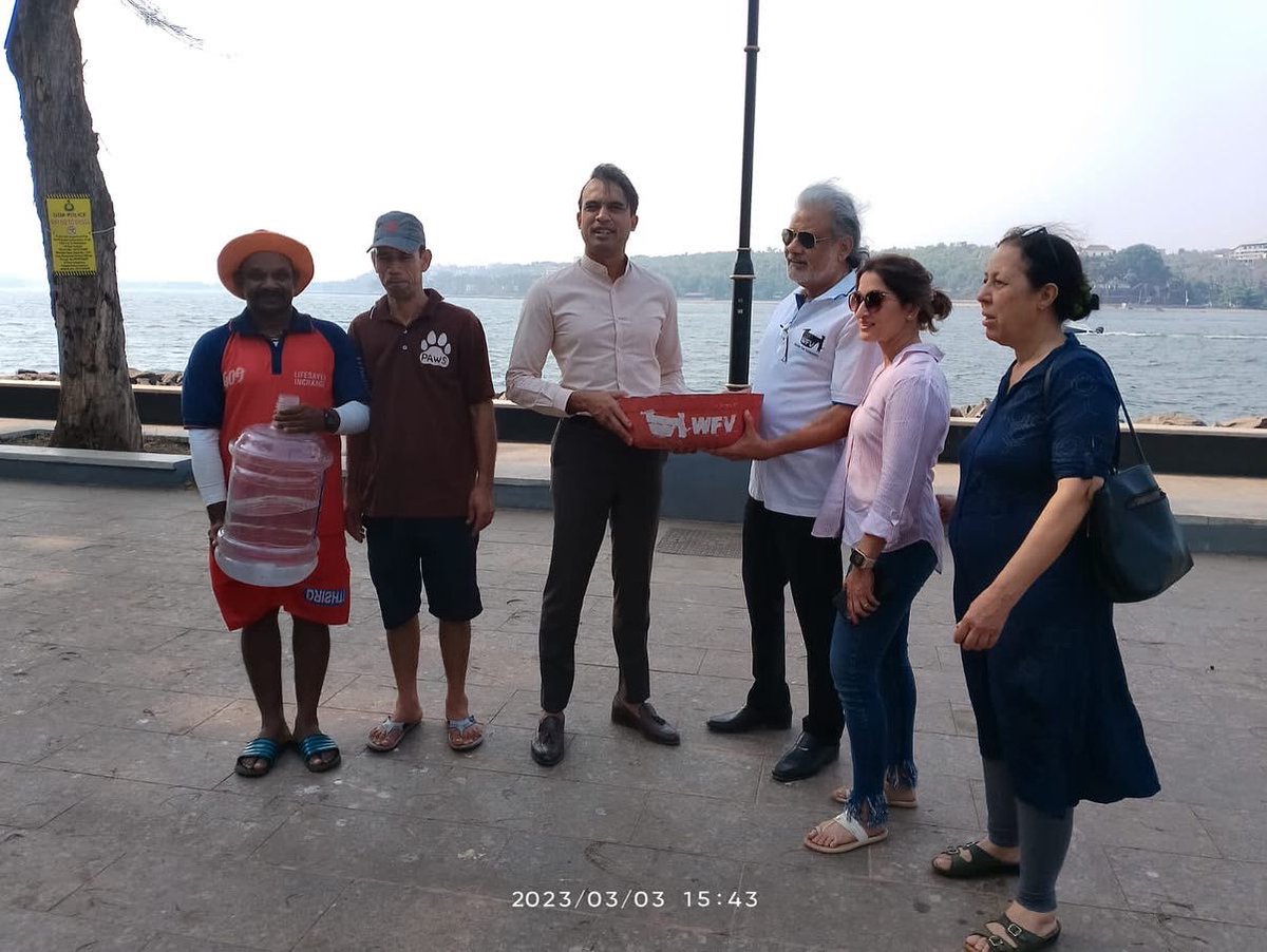 99Goa's tweet photo. Monserrate junior holding a 1Kg pot and asking the Drishti LG to hold a 10 Ltrs of water.
Pot hum deingey, Paani tum do!
These are your rulers #Panjim.
You reap, what you vote for!
Hypocricy knows no end in AMRUT KAAL of @BJP4Goa.
Clowns a galore in #Goa 🤡!
#wakeupgoa https://t.co/jPRaOu2vno