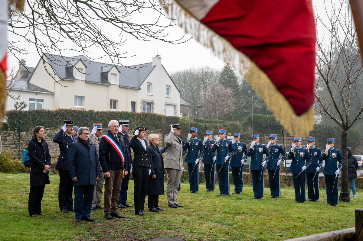 SaintCyrCoet's tweet photo. Journée nationale d'hommage aux victimes du terrorisme.
Face à la stèle érigée en hommage au colonel Arnaud Beltrame.
Aux côtés de sa famille, dans sa ville natale, nous ne l'oublions pas.
#EnLeurSouvenir 🇨🇵 https://t.co/GIGHf3H4bw