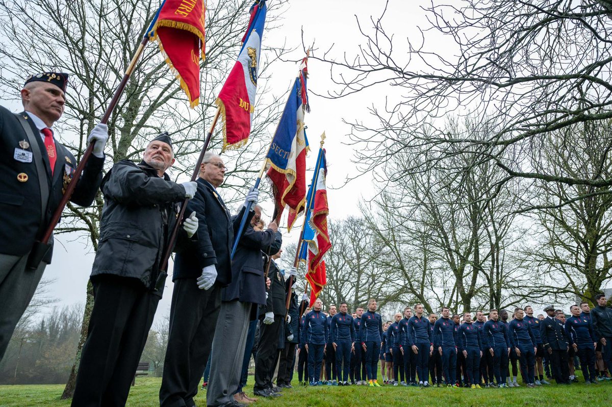 SaintCyrCoet's tweet photo. Journée nationale d'hommage aux victimes du terrorisme.
Face à la stèle érigée en hommage au colonel Arnaud Beltrame.
Aux côtés de sa famille, dans sa ville natale, nous ne l'oublions pas.
#EnLeurSouvenir 🇨🇵 https://t.co/GIGHf3H4bw