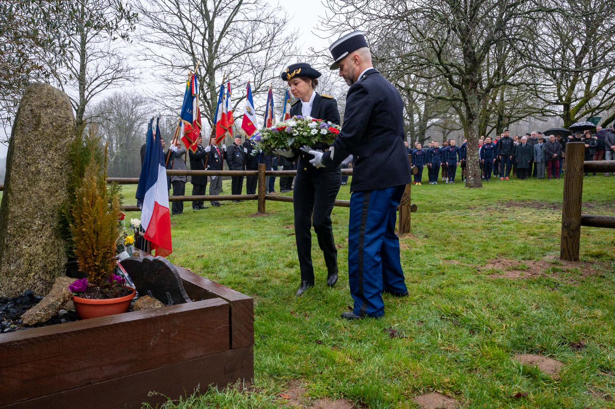 SaintCyrCoet's tweet photo. Journée nationale d'hommage aux victimes du terrorisme.
Face à la stèle érigée en hommage au colonel Arnaud Beltrame.
Aux côtés de sa famille, dans sa ville natale, nous ne l'oublions pas.
#EnLeurSouvenir 🇨🇵 https://t.co/GIGHf3H4bw