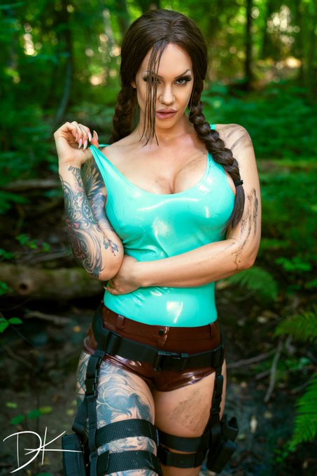 Would you pause your game for me? 🫦 

#LaraCroft #latex #fetishmodel #starfucked #samstagmorgen #GameDay