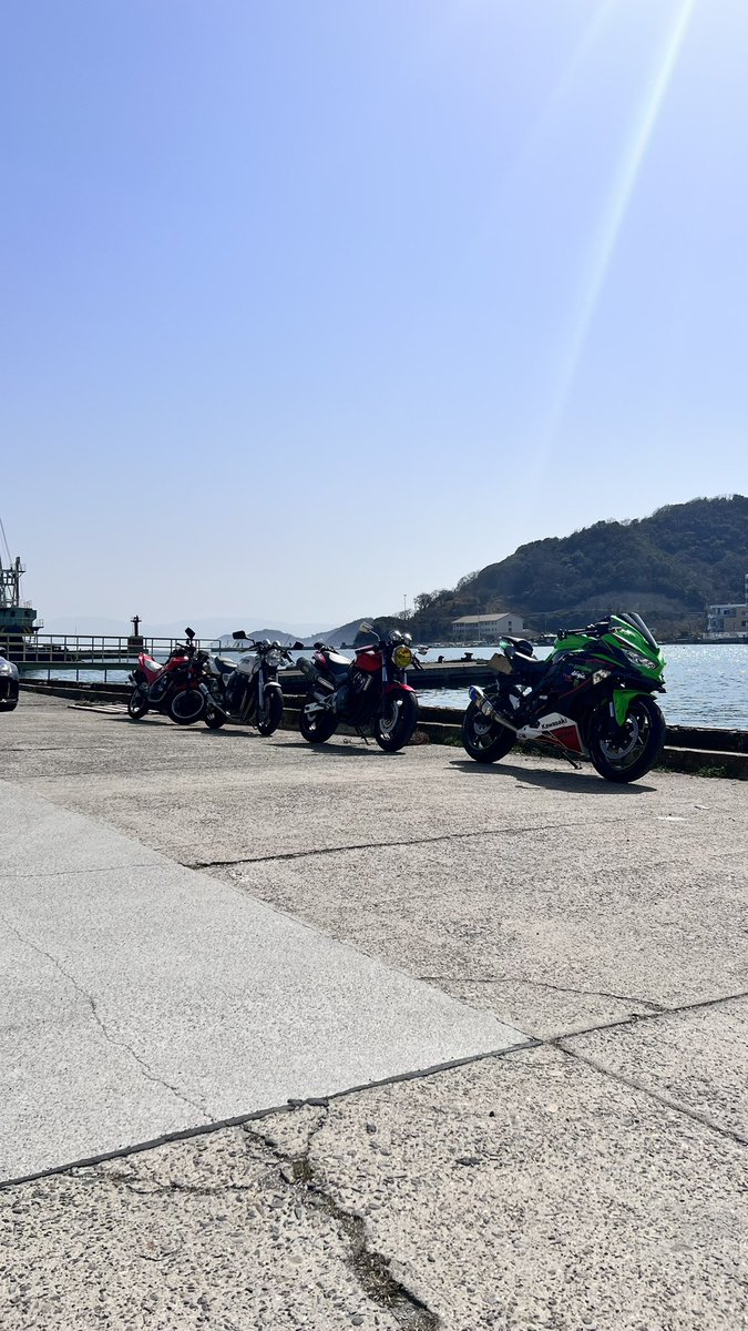 Matsuumeumeume's tweet photo. 岡山ツーリング🏍🏍🏍🏍🚘

 #ホーネット250 
 #xjr400 
 #zx25r https://t.co/d5J5rSiIPL