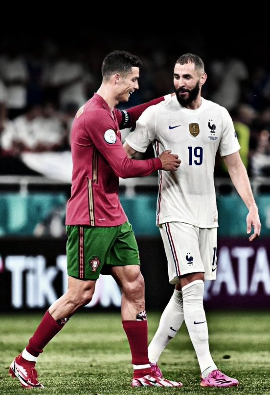 Tay_RMA's tweet photo. Vous vous êtes trop habitués à ce que les joueurs ferment leur gueule devant les injustices
Quand CR7 a fait une interview pour dénoncer ce qu'il subissait ça a commencer à critiquer son professionnalisme.

Pro ou pas y a aucune excuse pour se laisser marcher dessus, merci Karim. https://t.co/7nncdbnDm5