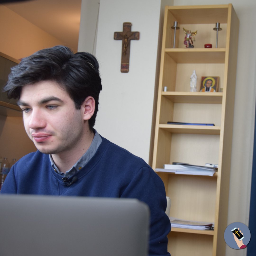 LaCroixetlAlgo's tweet image. EN COULISSES.
🎥Victor, alias le Catho de service, nous a ouvert les portes de son appartement. L'occasion pour nous d’assister au tournage d’une prochaine vidéo. La recette : un ton enjoué, un téléphone, deux lumières et une bonne dose d’improvisation.