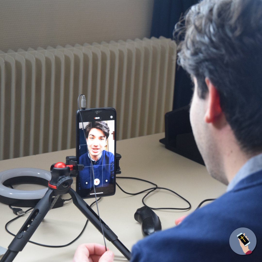 LaCroixetlAlgo's tweet image. EN COULISSES.
🎥Victor, alias le Catho de service, nous a ouvert les portes de son appartement. L'occasion pour nous d’assister au tournage d’une prochaine vidéo. La recette : un ton enjoué, un téléphone, deux lumières et une bonne dose d’improvisation.