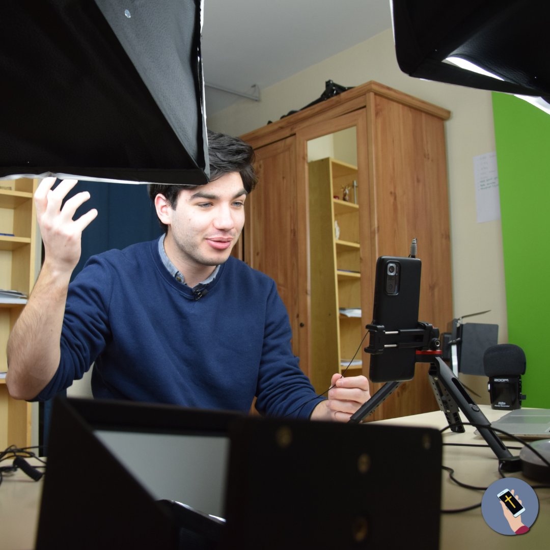 LaCroixetlAlgo's tweet image. EN COULISSES.
🎥Victor, alias le Catho de service, nous a ouvert les portes de son appartement. L'occasion pour nous d’assister au tournage d’une prochaine vidéo. La recette : un ton enjoué, un téléphone, deux lumières et une bonne dose d’improvisation.