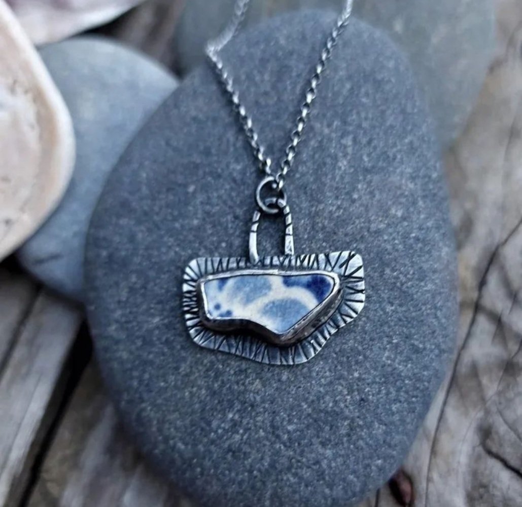 i_love_dolly's tweet image. These are the only sea pottery pieces I have right now, all in blue &amp;amp; white. Always amazing how the patterns stay intact after years of ocean tumbling! 

ilovedollyjewellery.co.uk 

#seapottery #seaglass #handmadejewellery #vintagepottery #vintage #upcycling #UKGiftHour #ukgiftAM