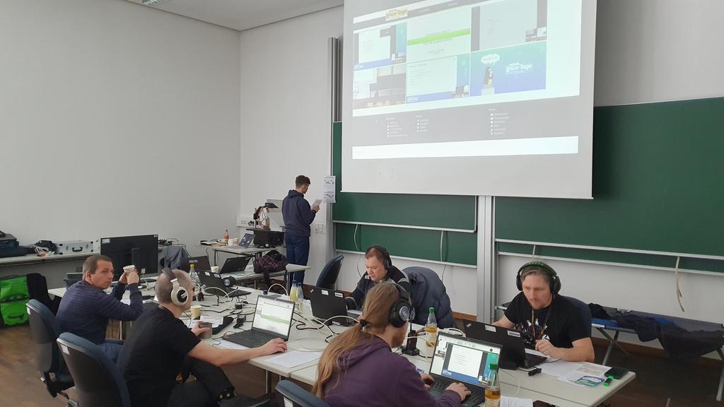 Hinter den Kulissen der Chemnitzer Linux-Tage.... im VOC schneiden fleißige Helfer die Vidros für die Online Streams und Aufzeichnungen. Vielen Dank für eure tolle Arbeit im Hintergrund! <a href="/clt_news/">Chemnitzer Linux-Tage</a> #CLT2023