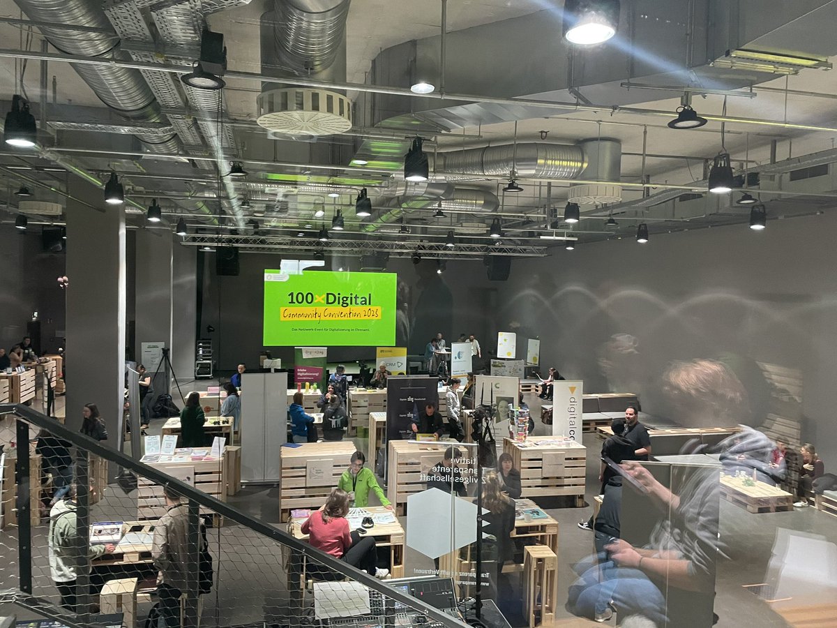 Volles Haus heute bei der #CommunityConvention der <a href="/D_S_E_E/">Deutsche Stiftung für Engagement und Ehrenamt</a> rund um Engagement und Digitalisierung. Bin gespannt auf viele inspirierende Beispiele und Geschichten.
 #100xdigital

…e-stiftung-engagement-und-ehrenamt.de/aktuelles/comm…