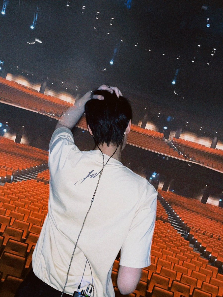 GMMTV's tweet photo. คืนนี้พร้อมสนุกไปกับพวกเราหรือยังครับ 💫🤩 Are you ready? 😎

#ShootingStarinSingapore 
#GMMTV https://t.co/jK50d5hd9D