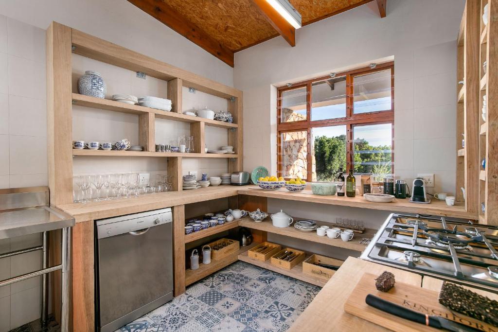 PropertyBaskett's tweet photo. Kinghorns Gardens
Location:  Cape Town, Western Cape
Price: Starts from R 28,000 /2-night for 4 guests.
Entire Villa ideal for a travel group of 4, Check out more details here https://t.co/rNInaRBBsf.
https://t.co/nuseGRtMFO
#TsatsiiMadiba 
#MINNIE 
#CapeTown https://t.co/AFuK22k3XS