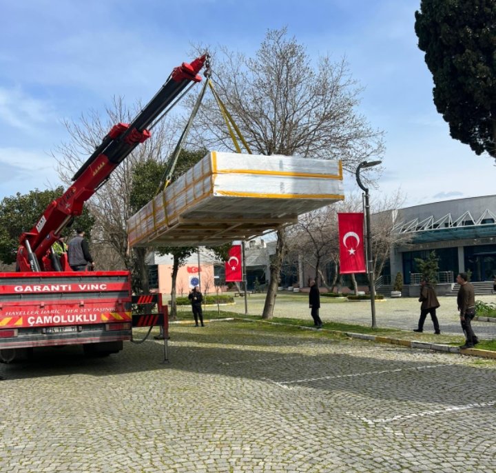 Yıldız Teknik Üniversitesi Rektörlüğü ve Kızılay Güngören Şube Başkanlığı tarafından oluşturulan yardım kampanyası sonucunda 30 adet konteynerin 2'sini, kampüsümüzden deprem bölgesine doğru yola çıkaracağız inşallah.
Tüm bağışçılarımıza teşekkürler.
