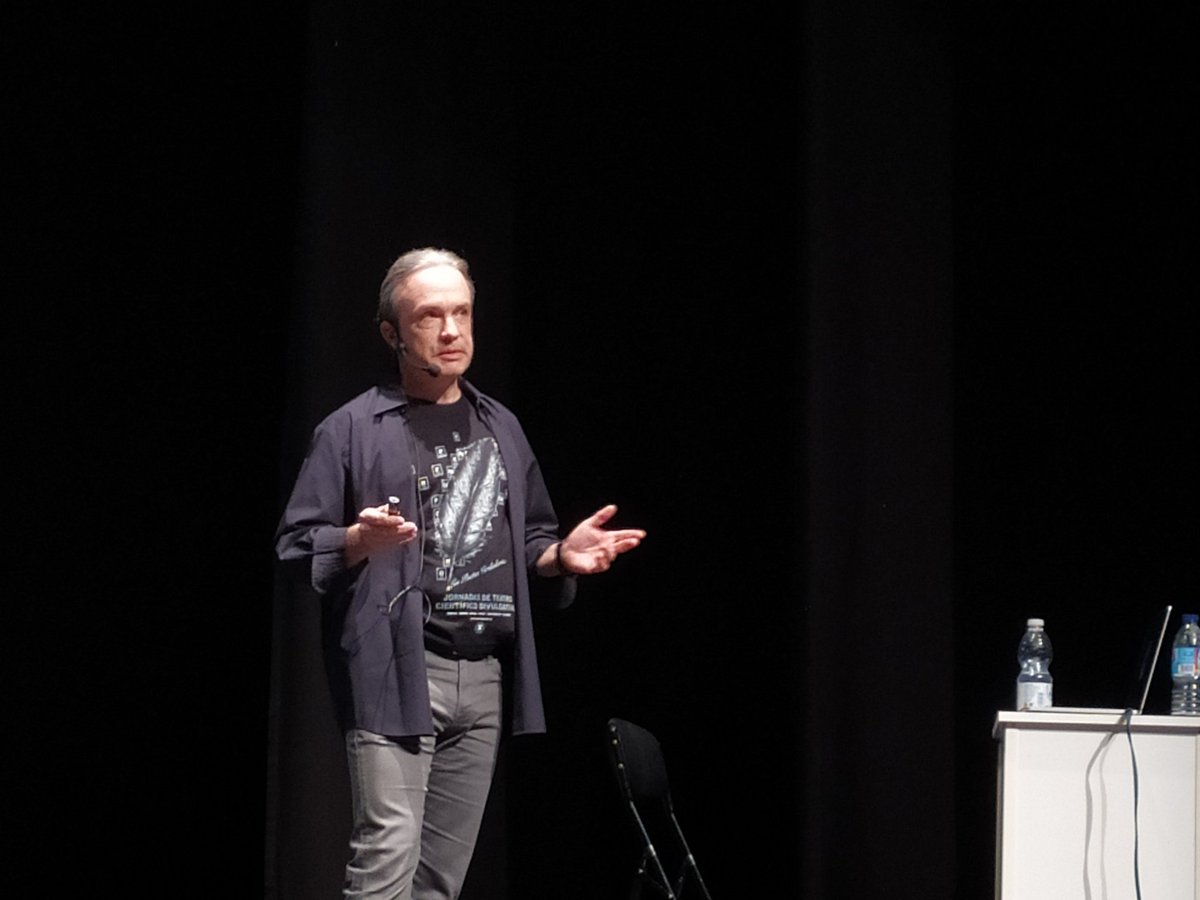 #RotaCiencia «¿Qué es la vida?«, Carlos Briones <a href="/brionesci/">Carlos Briones</a> el científico poeta que lidera en España la investigación sobre el origen de la vida. Uno de los expertos mundiales en la hipótesis del mundo de ARN. Quién mejor para hablar de este tema en Rota.