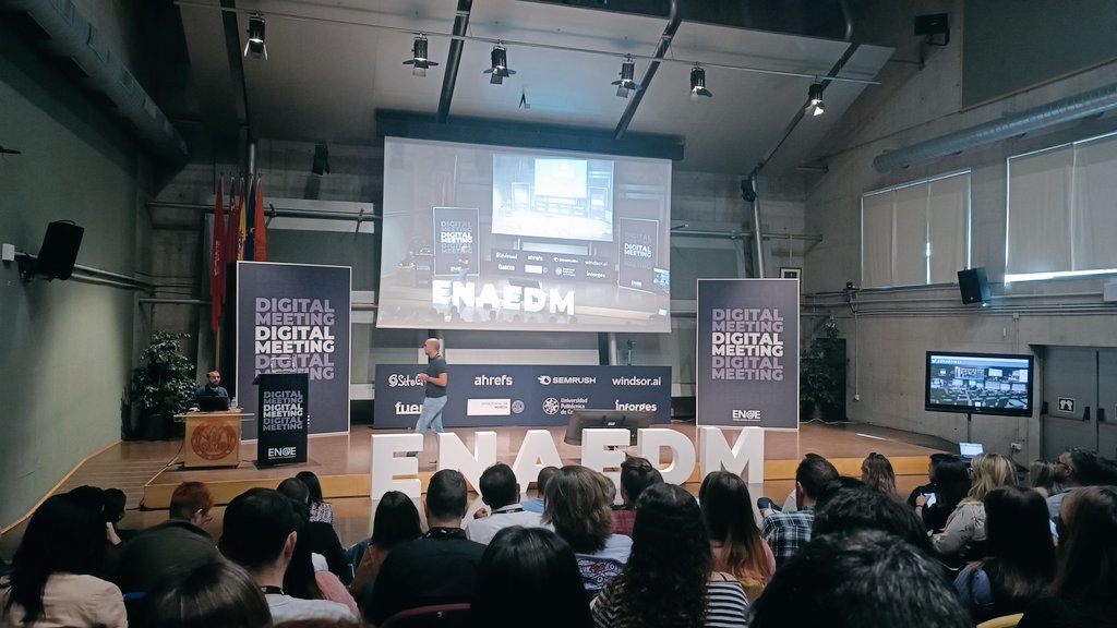 JASarabia's tweet image. Mágica presentación de @vicampuzano sobre #growhacking. Seguimos con la  #ENAEDM23