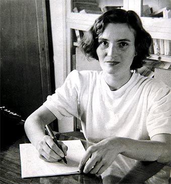 "Por eso me quedo, porque puedo irme". 
Carmen Laforet