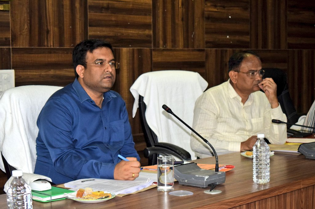 समाहरणालय सभागार में शनिवार को जिले में आगामी 14 मार्च से शुरू होने वाली मैट्रिक – इंटर परीक्षा की तैयारियों को लेकर शिक्षा पदाधिकारी के साथ बैठक की। कदाचारमुक्त माहौल में परीक्षा को संपन्न कराने को लेकर आवश्यक दिशा निर्देश दिया।
<a href="/JharkhandCMO/">Office of Chief Minister, Jharkhand</a>
<a href="/prdjharkhand/">IPRD Jharkhand</a>