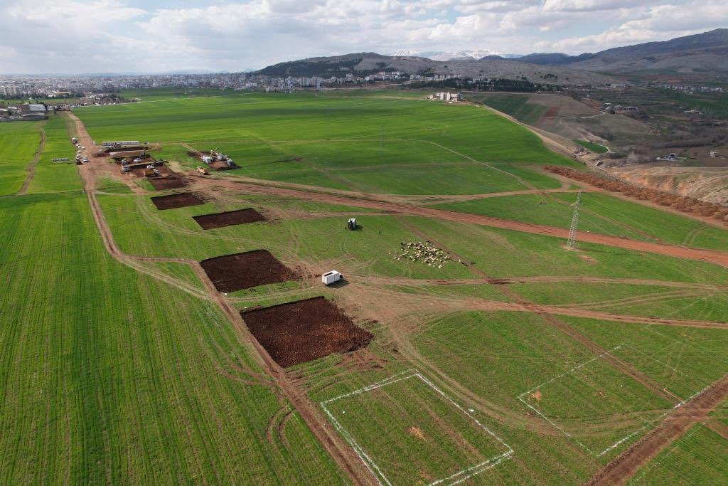 Bu kadar insan neden öldü? Temelini anlatayım. Köyleri bir gecede mahalle yaptılar, tohumu patentleyip parayla sattılar. Köy okullarını kapatıp taşımalı eğitimle köyü göçe zorladılar. Tarım toprağına imar verdiler. Yine aynı hata. TOKİ Adıyaman’da tarım arazisine temel attı. Pes!