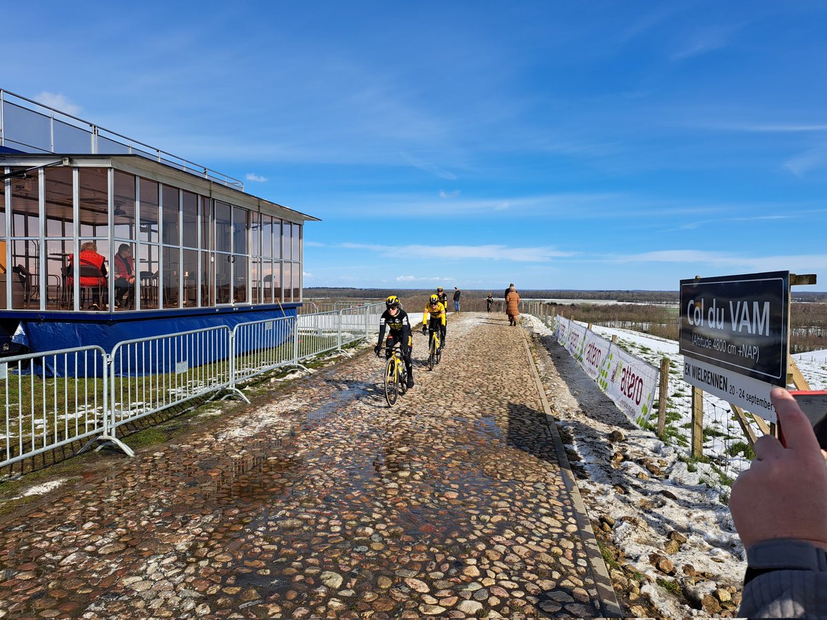 Rensters op verkenning #rondevandrenthe #wielrennen <a href="/JumboVismaWomen/">George Sofroniou</a>