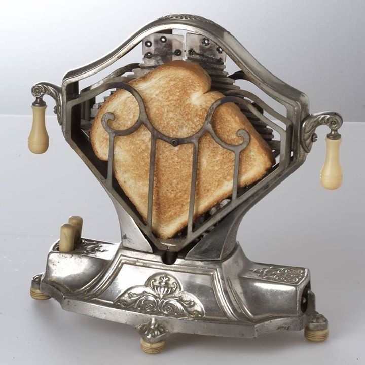 CuriosMuseum's tweet image. A toaster from 1920.