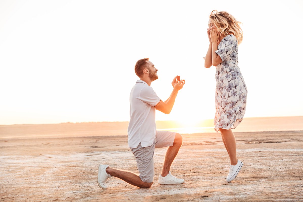 BerkeleyIntl's tweet image. 5 Tell-Tale Signs Your Partner Might Propose 💍 

Industry experts team up with our very own relationship psychologist Mairead Molloy, to share some of the tell-tale signs your beau is about to propose. ❣️ 

buff.ly/3JkhLaj 

#love #propose #relationship
