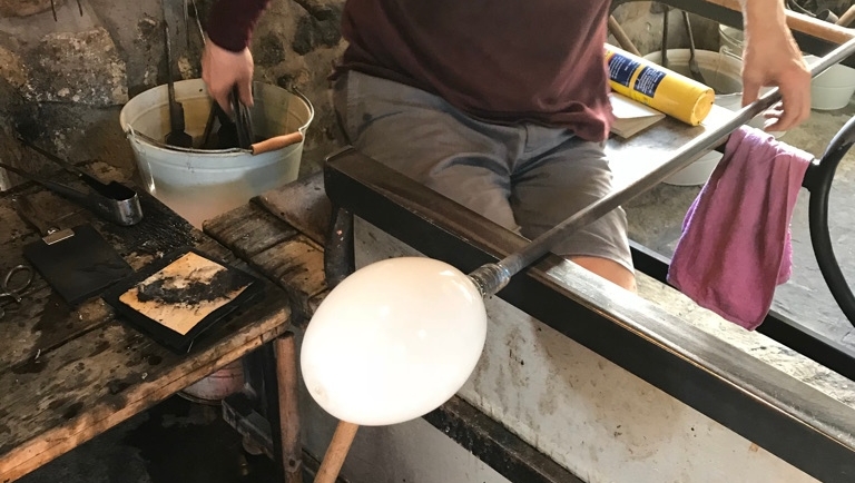 gilliesjones's tweet photo. Blowing Eggs....
Stephen loves making these forms.
Spring Rituals II Fresh Eggs
Our first studio show in over three years opens on March 27th
#eggs
#springrituals
#decoratedeggs
#engravedeggs
#glasseggs
#pysanka
#moderneggdesign
#psyanky
#blowingeggs
#eggblowing https://t.co/tKHvN7rsch