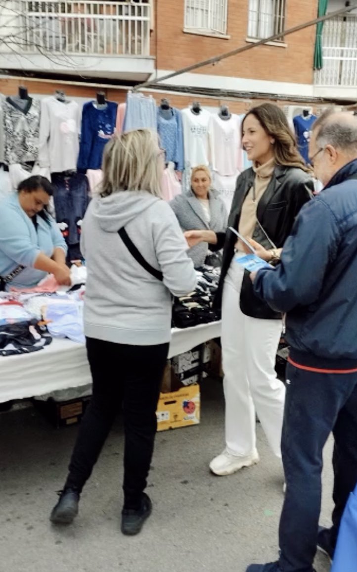 ➡️Mañana de paseo por el mercado semanal de Plaça de la República. 

Hemos estado escuchando a nuestros vecinos y contándoles nuestras propuestas para hacer de #SantBoi el municipio que todos queremos.

#PopularesSantBoi
#ContigoSantBoi