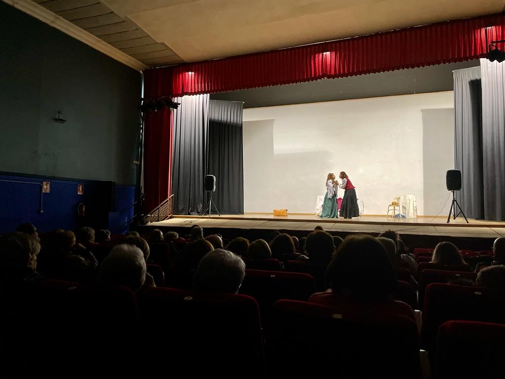 😍 Gran éxito de la primera de las tres funciones de 'Dos pícaras muy pícaras' 

🎭 La primera parada de esta función teatral, en la que prima la improvisación, tenía lugar este viernes en #AñoverDeTajo. Eso sí, tendrás dos nuevas oportunidades este sábado y domingo