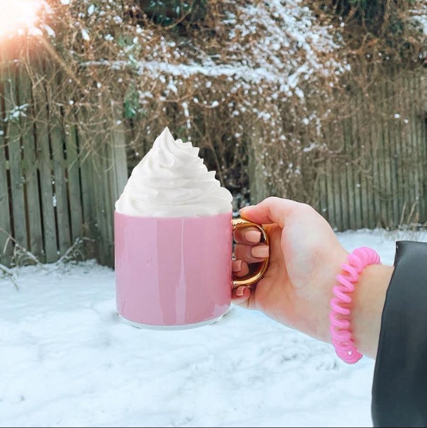 Our essential for snowy days are bright SpiraBobbles, there’s no chance of getting these lost in the snow!

And an excuse for a decadent hot chocolate! ❄️

#spirabobble #hairupspirallystylishly #winterwonderland #snow  #snowday #hairaccessories #hairfashion #hotchocolate