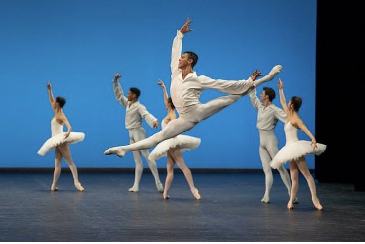 FloreMarechal's tweet photo. Pluie d’Étoiles au @BalletOParis. A seulement 23 ans, la révélation de ces derniers années, le phénomène, Guillaume Diop a été nommé après sa représentation de Giselle à Séoul. 👏🏼🌟 [Ici, dans Études d’Harald Lander] #GuillaumeDiop https://t.co/KFgGiSxwhB