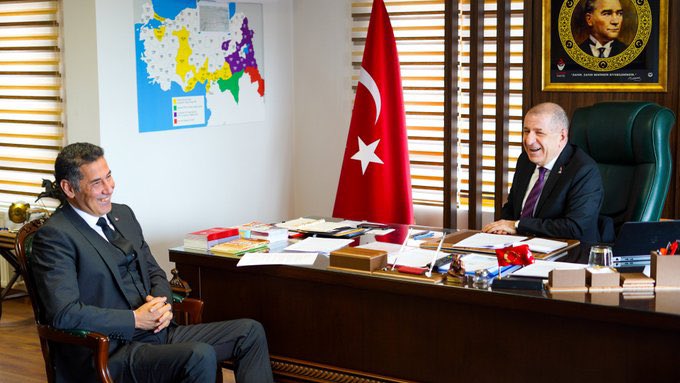 MalumatReport's tweet photo. 🩸#SONDAKİKA | Zafer Partisi Lideri Ümit Özdağ, Cumhurbaşkanı adaylarının eski MHP'li vekil Sinan Oğan olduğunu açıkladı.

#SinanOğan #ZaferPartisi #ÜmitÖzdağ https://t.co/V1WxY1Qa9s