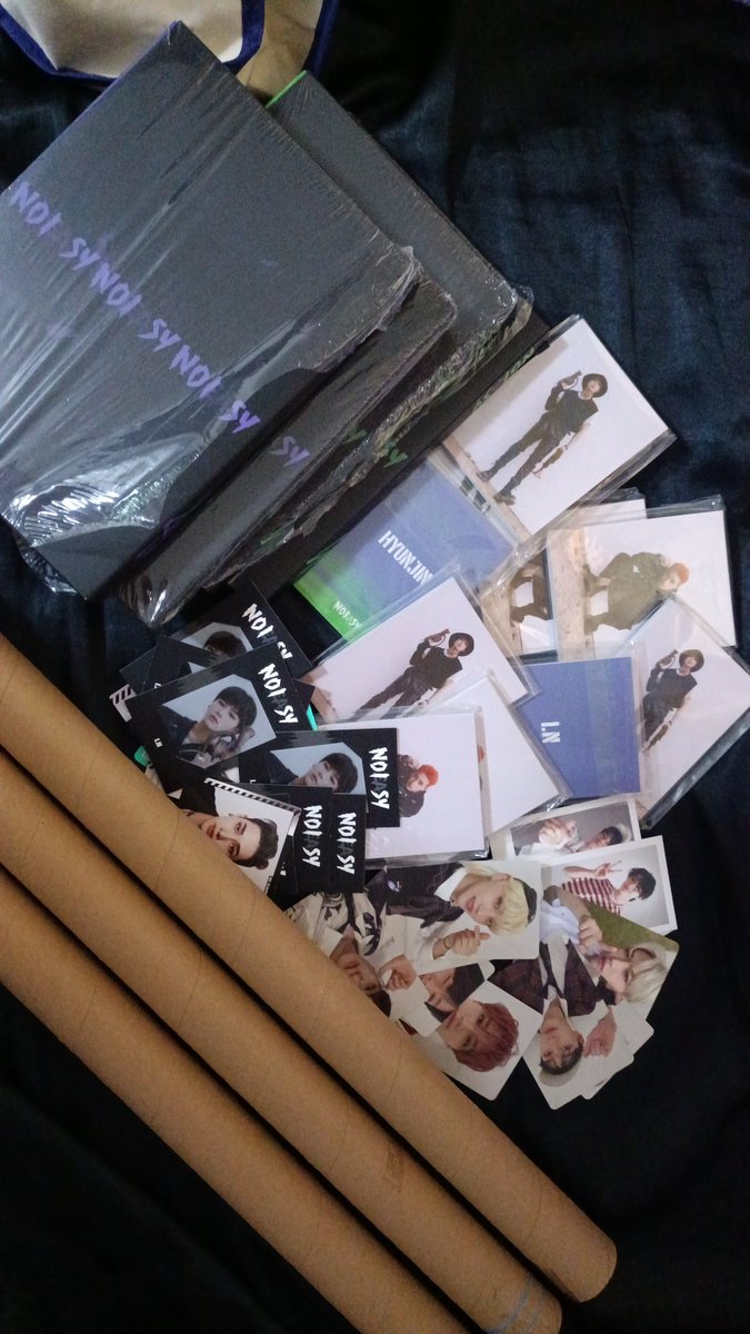 hyejineonnie's tweet photo. #StrayKidsinManila D-2 FREEBIES!

4 unsealed albums
10 mini photobooks
3 official posters with tube
50+ official photocards

Get one of these randomly tomorrow! 

Just follow, rt, like and find me! 😍
See you all, staaaays! 💜💜💜

#MANIAC_IN_MANILA #MANIACinMANILA 
#StrayKids https://t.co/jtabHMHvfS
