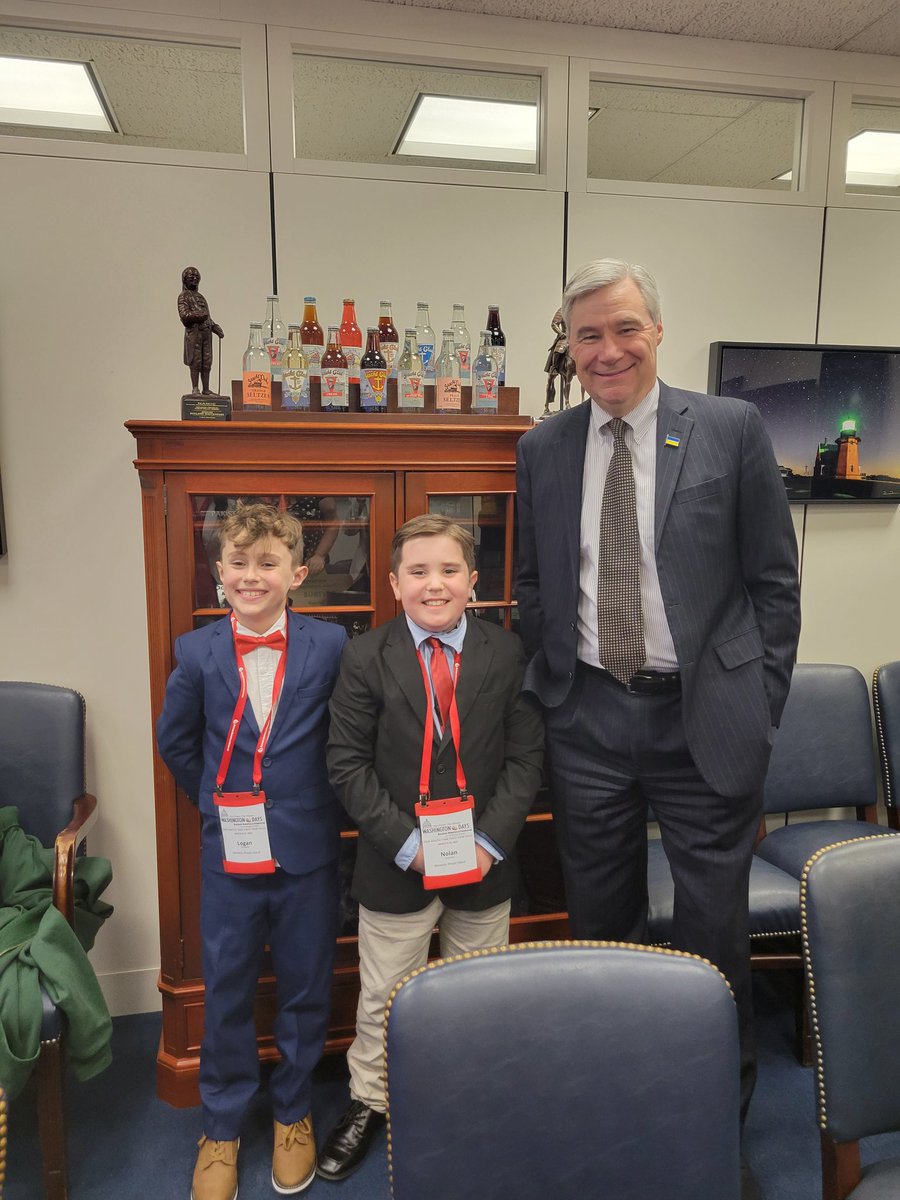 Thank you @SenWhitehouse for taking the time to meet with us and learn about how Nolan & Logan infuse for their bleeding disorders.  Your support for our community is so very appreciated! #NHFWD