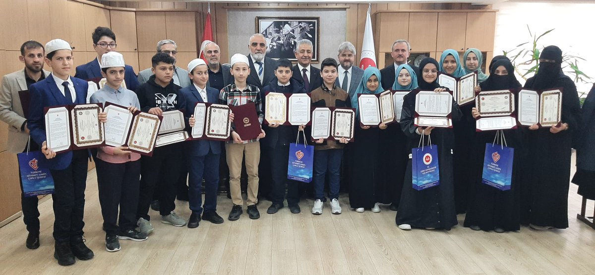 CorluMuftulugu's tweet photo. Diyanet Işleri Başkanlığımızın  yapmış olduğu Hafizlik Tespit Sınavı'nda başarılı olan ve Hafızlık Belgesi almaya hak kazananan 14 öğrencimiz için Il  müftümüz 
 Mustafa SOYKÖK ve il muftu yardımcılarınin katılımıyla "Hafızlık Belge Toreni" düzenlendi...
#mevlüthaliloğlu https://t.co/6myHrmTsGV