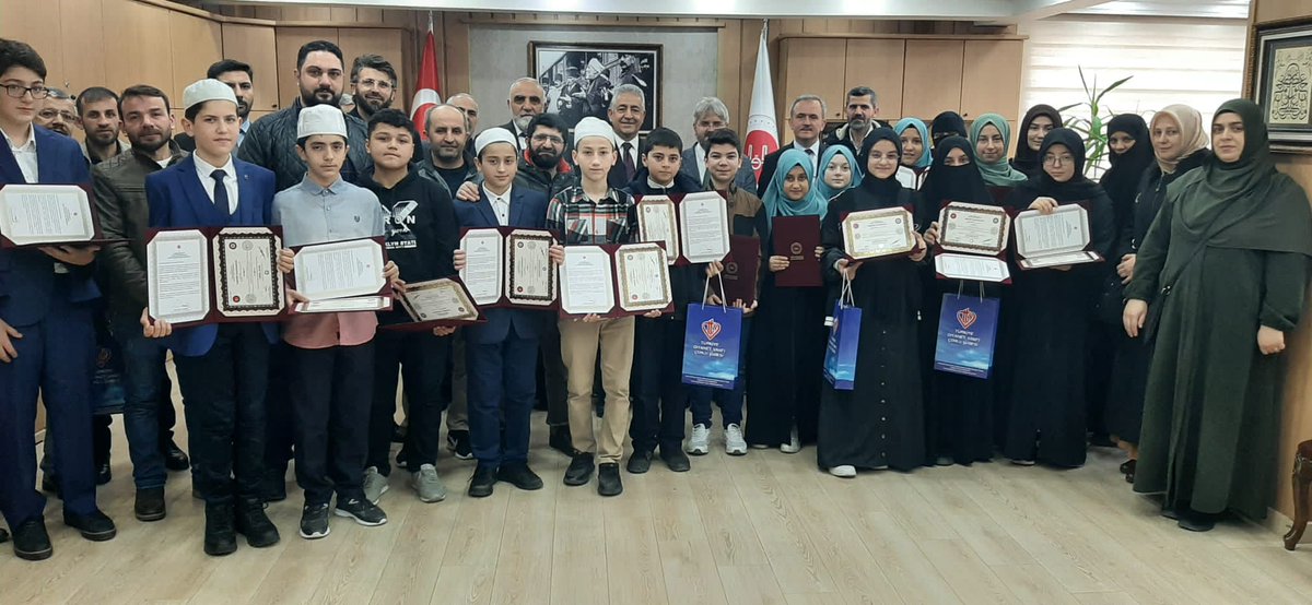 CorluMuftulugu's tweet photo. Diyanet Işleri Başkanlığımızın  yapmış olduğu Hafizlik Tespit Sınavı'nda başarılı olan ve Hafızlık Belgesi almaya hak kazananan 14 öğrencimiz için Il  müftümüz 
 Mustafa SOYKÖK ve il muftu yardımcılarınin katılımıyla "Hafızlık Belge Toreni" düzenlendi...
#mevlüthaliloğlu https://t.co/6myHrmTsGV