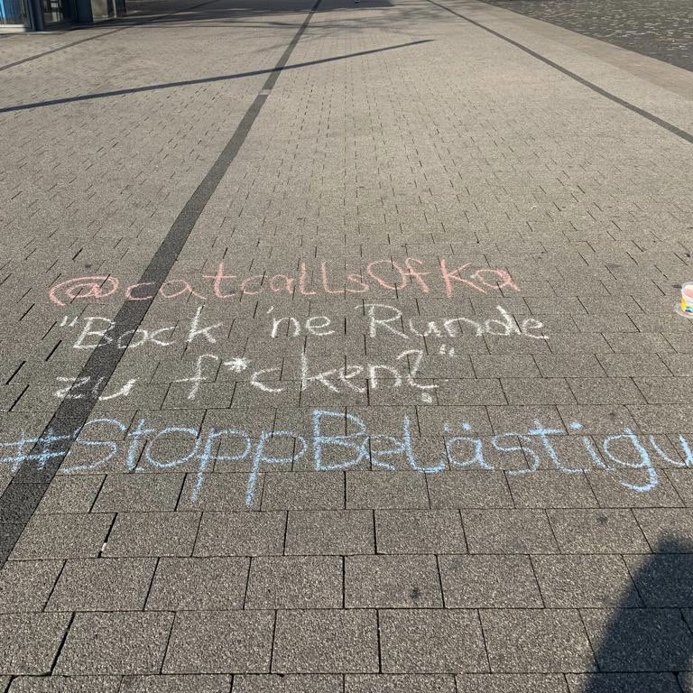 CatcallsofK's tweet image. „Bock ‘ne Runde zu ficken?”

#CatcallsOfKarlsruhe #ChalkBack #ChalkBackGermany #CatcallsOfGermany #StopptBelästigung #StopStreetHarassment #StopHarassment #BelästigungAnkreiden #EndCatcalling #EndStreetHarassment