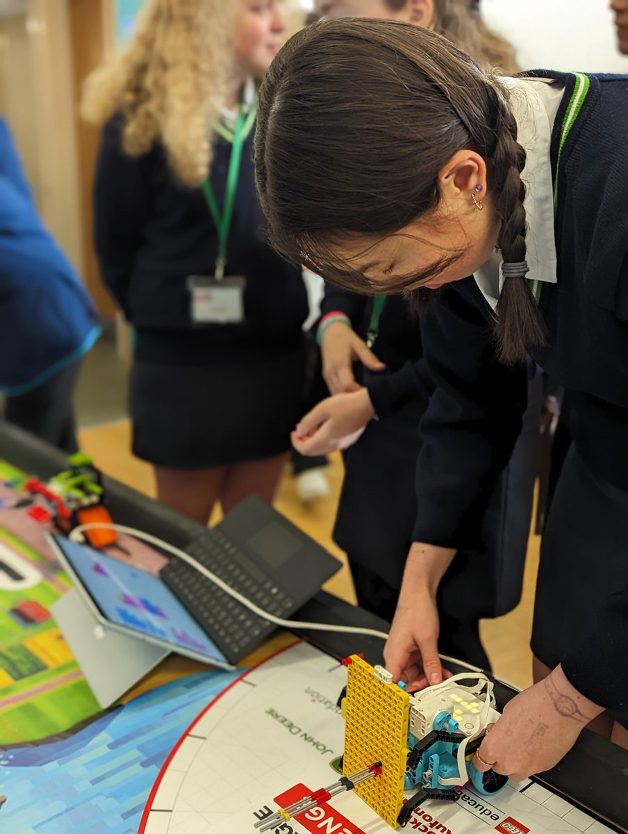 CompSci_WHS's tweet image. Here we are again! @WimbledonHigh are back at our first in-person #firstlegoleague regional competition. Looking forward to meeting the other teams and the judges. Teamwork makes the dream work! 🍏