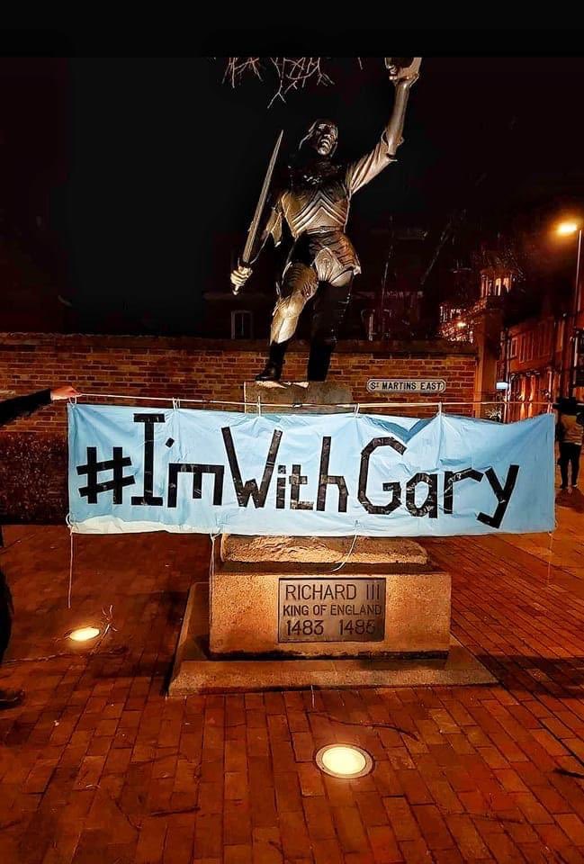Lovely to see this in Leicester at the King Richard III statue. #imwithgary