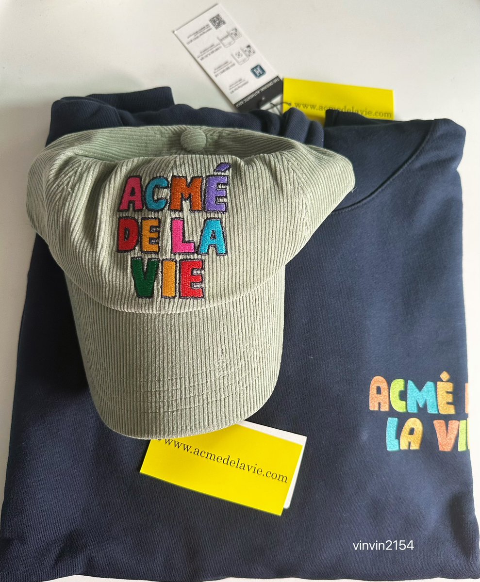 vinvin2154's tweet photo. My gifts to Nong. These were delivered to BOC this morning. Happy high school graduation and welcome you to Chula. You deserve it all baby @BarcodeTin ๐#unit #Barcodetin #barcodehsgraduation https://t.co/9I9C7T9JVQ