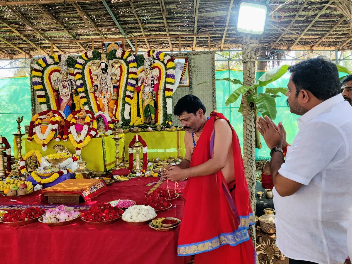 dc_gowrishankar's tweet photo. ಇಂದು ಜನಪ್ರಿಯ ಮಾಜಿ ಮುಖ್ಯಮಂತ್ರಿಗಳಾದ ಸನ್ಮಾನ್ಯ ಶ್ರೀ ಕುಮಾರಣ್ಣ ನವರ  ಬಿಡದಿ ತೋಟದಲ್ಲಿ ಆಯೋಜಿಸಲಾಗಿದ್ದ ಪೂಜಾ ಕಾರ್ಯಕ್ರಮದಲ್ಲಿ ಪಾಲ್ಗೊಂಡ ಸಂಧರ್ಭ. https://t.co/QqOtzvTPrV