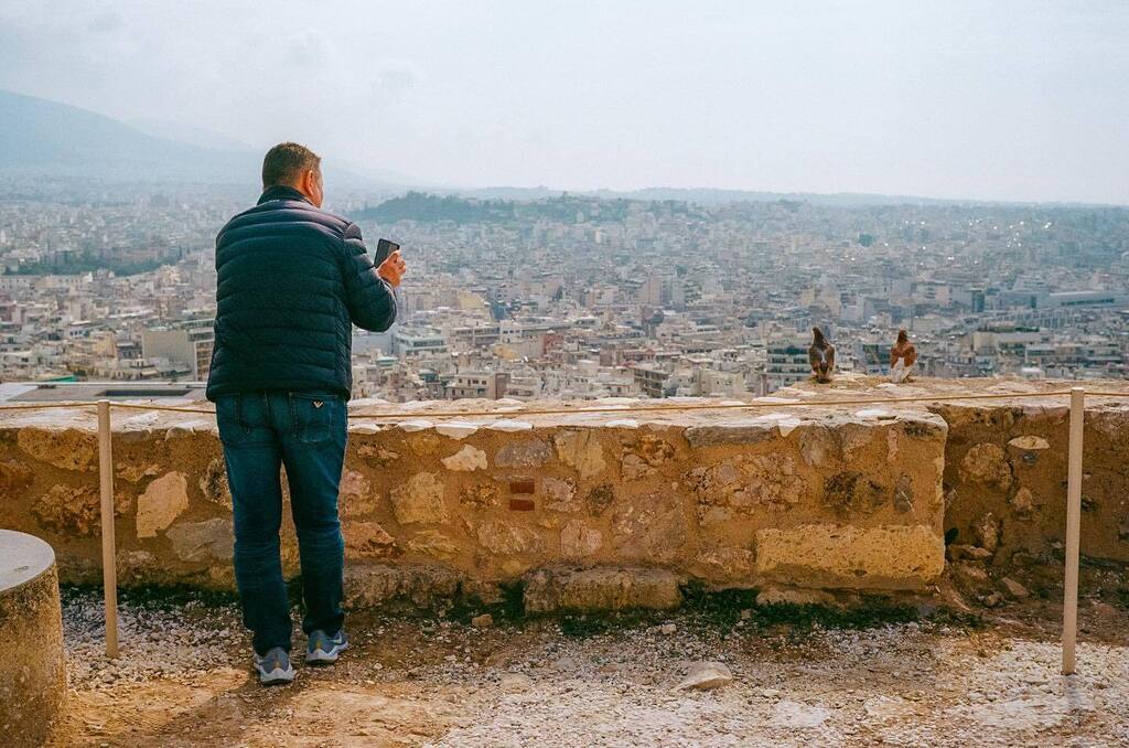marklukegrant's tweet photo. Getting the shot / Acropolis, Athens / February 2023 / Minolta CLE / Voigtländer 40mm, f1.4 / Kodak Gold 200 / #35mm #kodakgold200 #madewithkodak #alwaysbeshooting #streetphotography #travelgram #acropolisview #athens #minoltacle #voigtlander40mmf14 https://t.co/oOnnKv3ymA https://t.co/izQxvQMq9z