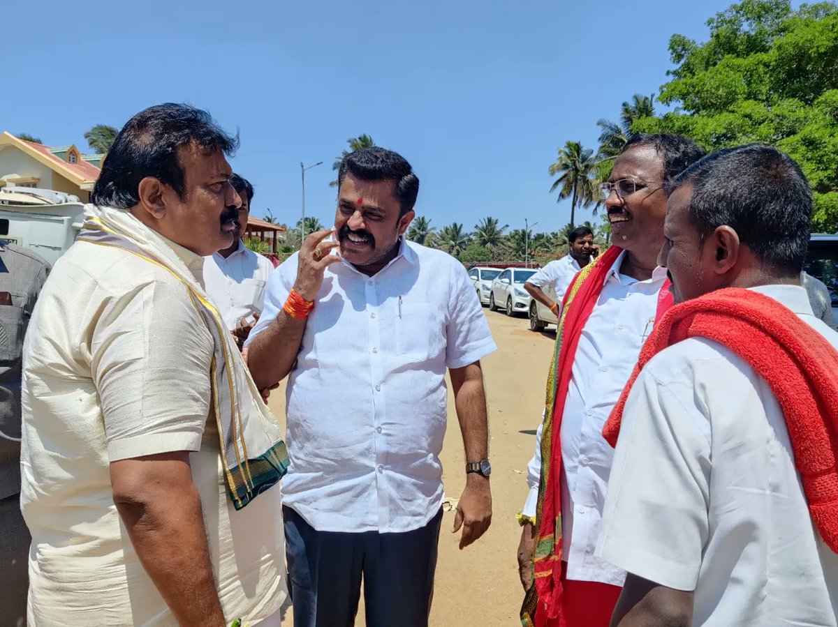 dc_gowrishankar's tweet photo. ಇಂದು ಜನಪ್ರಿಯ ಮಾಜಿ ಮುಖ್ಯಮಂತ್ರಿಗಳಾದ ಸನ್ಮಾನ್ಯ ಶ್ರೀ ಕುಮಾರಣ್ಣ ನವರ  ಬಿಡದಿ ತೋಟದಲ್ಲಿ ಆಯೋಜಿಸಲಾಗಿದ್ದ ಪೂಜಾ ಕಾರ್ಯಕ್ರಮದಲ್ಲಿ ಪಾಲ್ಗೊಂಡ ಸಂಧರ್ಭ. https://t.co/QqOtzvTPrV