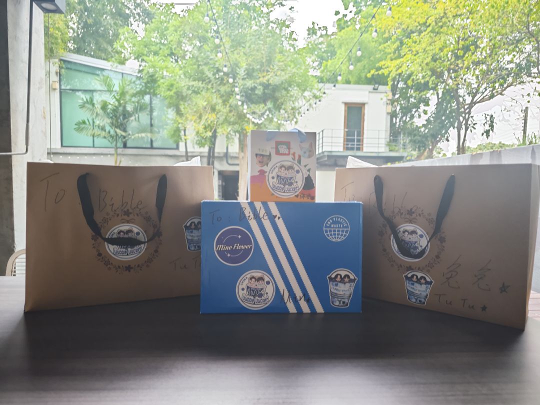 LixiaotuBui's tweet photo. The first gift of bubble bucket has been delivered. Some gifts have not arrived due to express problems. I hope my baby will like our gifts

I'll see you next month

#GiftLove4Bible
#BibleWichapas 
@biblesumett https://t.co/6fRAPg8wZy