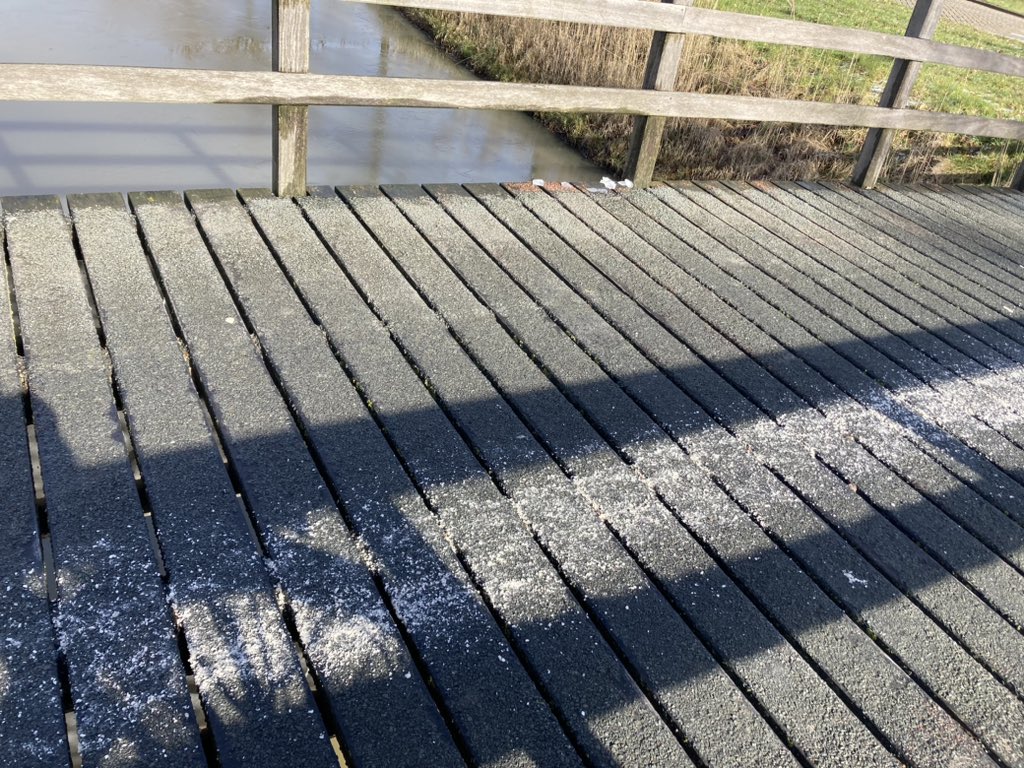 Bufferstroken langs watergangen geldt schijnbaar niet voor de (lokale) overheid, strooizout ❄️ belandt rechtstreeks in de sloot… benieuwd hoe de Cl-waarden zijn in het 💧 #piekbelasting