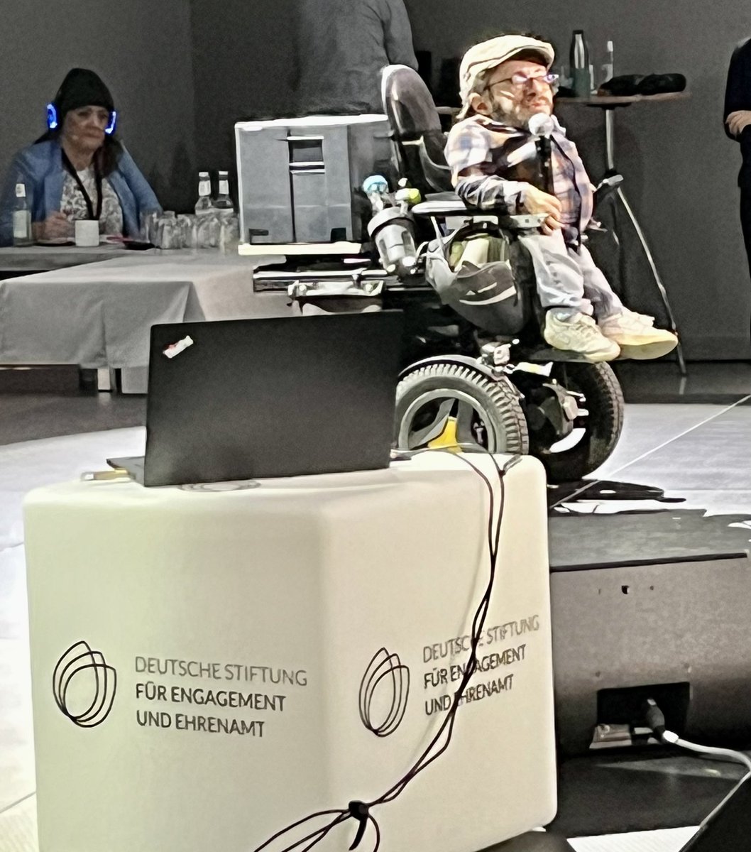 d_stoeckel's tweet photo. Bei der #communityconvention in #Berlin von der @D_S_E_E spricht @raulde unter anderem über die Themen #Inklusion und #Mut. https://t.co/e0hR29mMQv