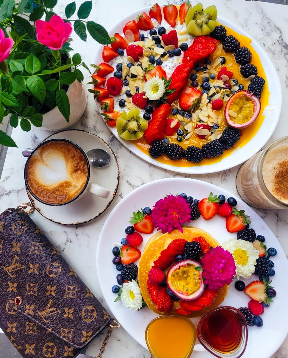 Doesn't matter what the sky looks like. It's always sunny when you're looking at a brunch like this! ☀️💛 📸 IG: winniefoodiemoments #BrekkieLondon #Mayfair