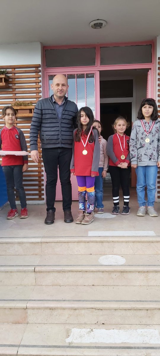 Akıl oyunları okul seçmelerini yapıp dereceye giren öğrencilere madalyaları nı takdim ettik.Şimdi sıra onlarda👏@albegul2 <a href="/sinopilmem/">Sinop Milli Eğitim Müdürlüğü</a> @meseaalp <a href="/mutluozturk368/">Mutlu ÖZTÜRK</a>