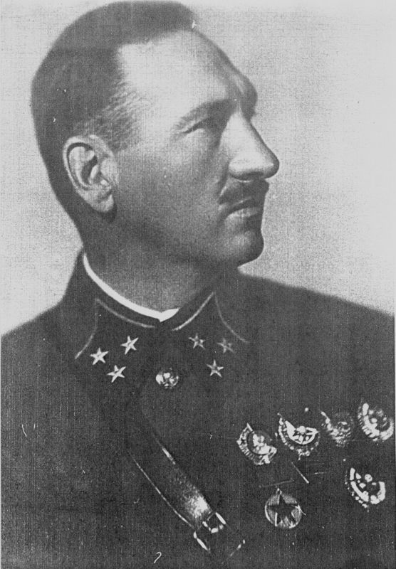 11 марта 1897 г. - родился генерал-лейтенант Михаил Григорьевич Ефремов. Известен тем, что, командуя окруженной 33-й армией, не бросил своих измученных боями в окружении солдат, отказался эвакуироваться на самолете, сражался до последнего, и будучи раненым в бою, застрелился. ⬇️