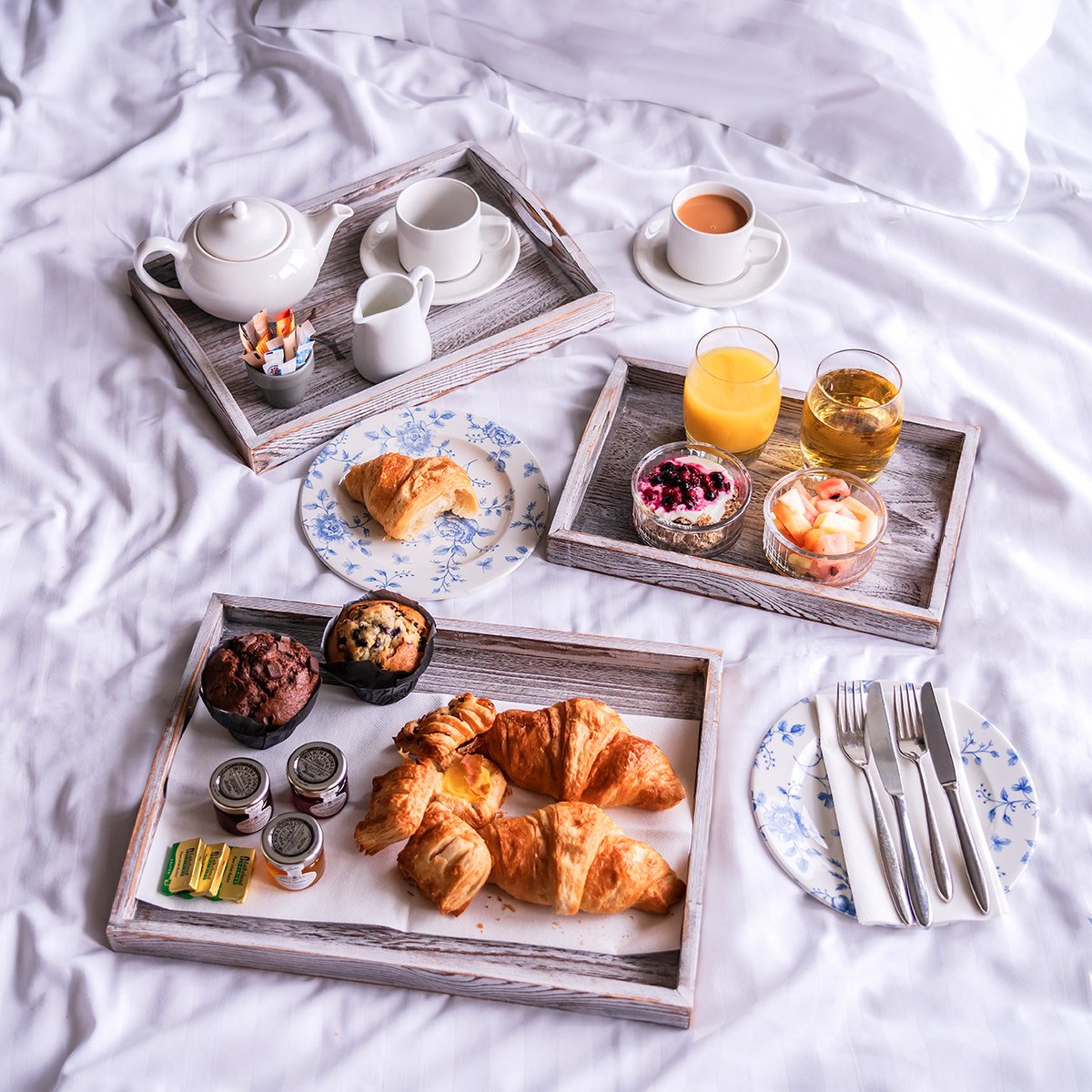 🍳 𝐃𝐑𝐄𝐀𝐌𝐈𝐍𝐆 𝐎𝐅…𝐁𝐑𝐄𝐀𝐊𝐅𝐀𝐒𝐓 𝐈𝐍 𝐁𝐄𝐃🍳 Wish you were here? Yes! Especially with this cold weather, it's time to snuggle up under the duvet. Book your next break with our seasonal stay offer & stay from only £139.00! Find out more - bit.ly/3l3f9nL