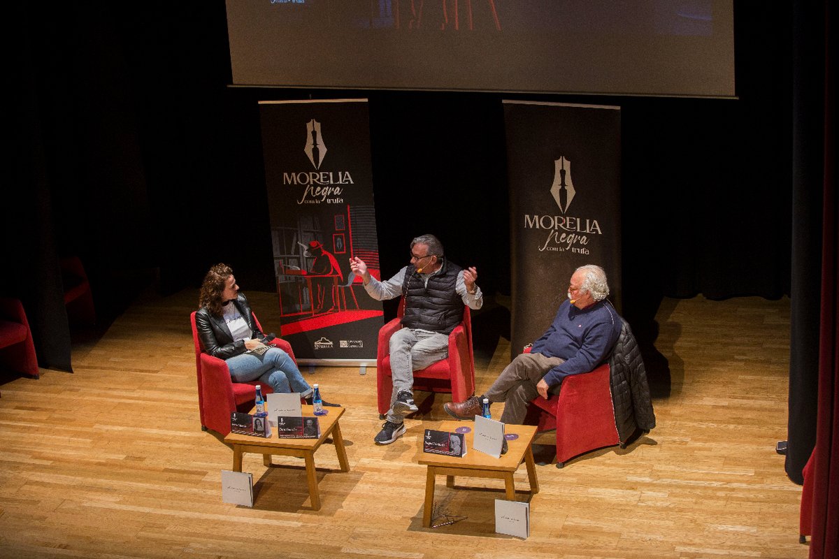 “El oficio más bonito del mundo” fue una conversación sobre la evolución del periodismo de “mucha calle y barra de bar”a la “mesa de redacción y mucha pantalla” que tal y como decía Josep Martí Gómez sobra agua y falta whisky.

#morellanegra23 #morella #festivalcultural