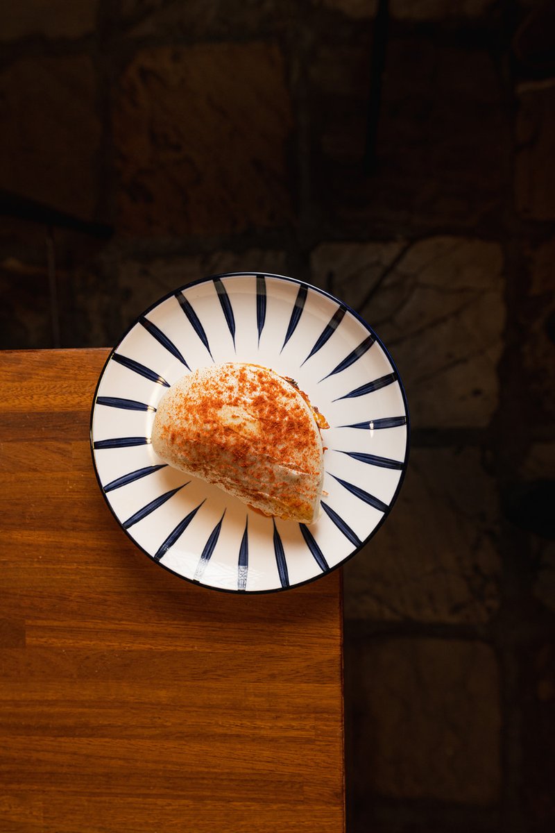 Desde el ángulo que lo mires, nuestro 𝕄𝕠𝕝𝕝𝕖𝕥𝕖 𝕕𝕖 𝕡𝕦𝕝𝕡𝕠 𝕒 𝕝𝕒 𝕘𝕒𝕝𝕝𝕖𝕘𝕒, 𝕔𝕠𝕟 𝕞𝕒𝕙𝕠𝕟𝕖𝕤𝕒 𝕕𝕖 𝕔𝕙𝕚𝕝𝕖𝕤 y servido en ✌️dúo, es absolutamente irresistible.

📍 Calle Veedor, 10. En Cadi, Cadi.
📲 Reservas: bit.ly/ReservasCurios….